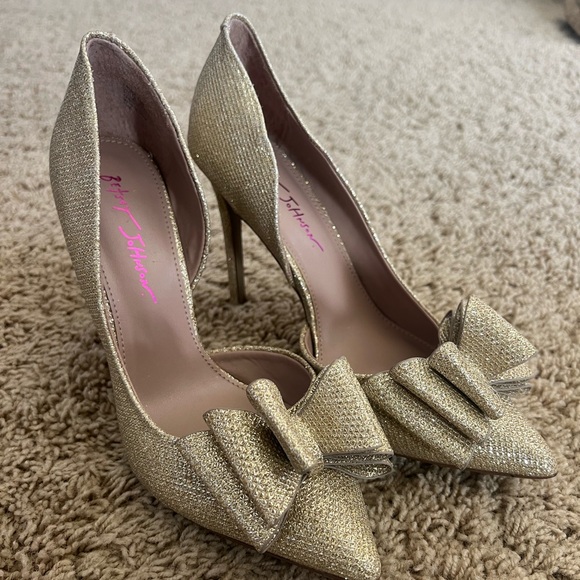 Betsey Johnson Prince d’Orsay Gold Bow Heels - Picture 2 of 5
